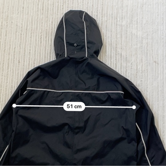 MEC Women’s Waterproof Black Outdoor Raincoat - Picture 3 of 8
